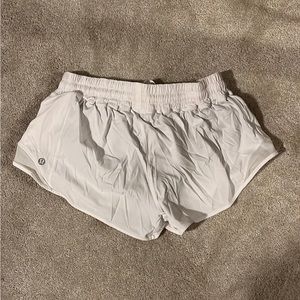 Lululemon white hottie hot shorts (2.5)